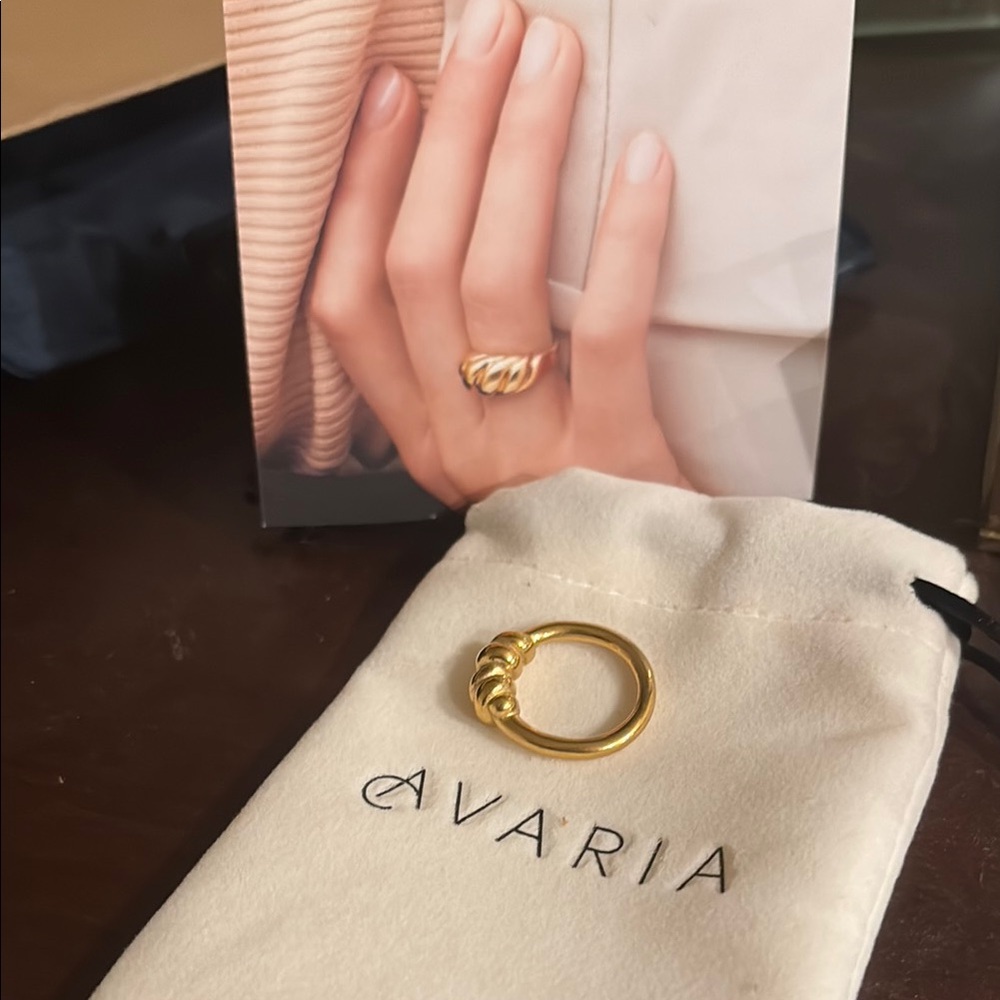 Gold Ring - Picture 2 of 4